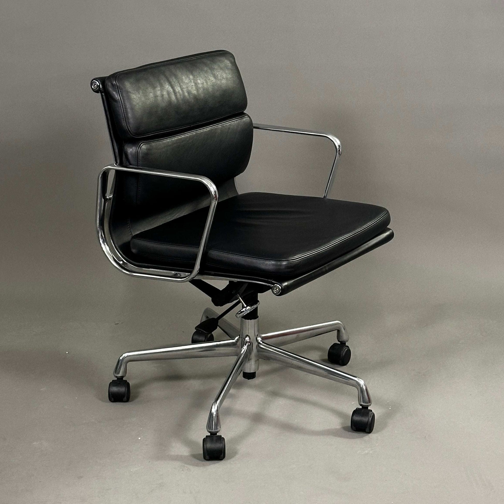 Vitra EA 217 Bürostuhl mit schwarzem Lederbezug und Aluminiumgestell, drehbar und höhenverstellbar