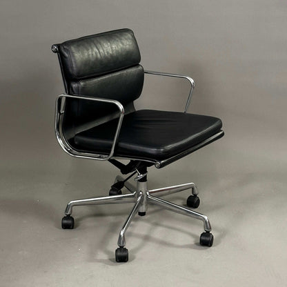 Vitra EA 217 Bürostuhl mit schwarzem Lederbezug und Aluminiumgestell, drehbar und höhenverstellbar