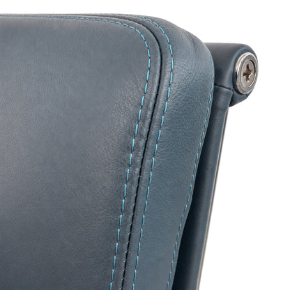 Detailansicht des Vitra EA 217 Bürostuhls aus rauchblauem Premium-Leder mit markanter Ziernaht und verchromtem Seitenelement.