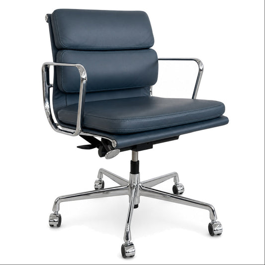 Vitra EA 217 Bürostuhl in Rauchblau aus Premium-Leder mit verchromtem 5-Sternfuß auf Rollen und Armlehnen.