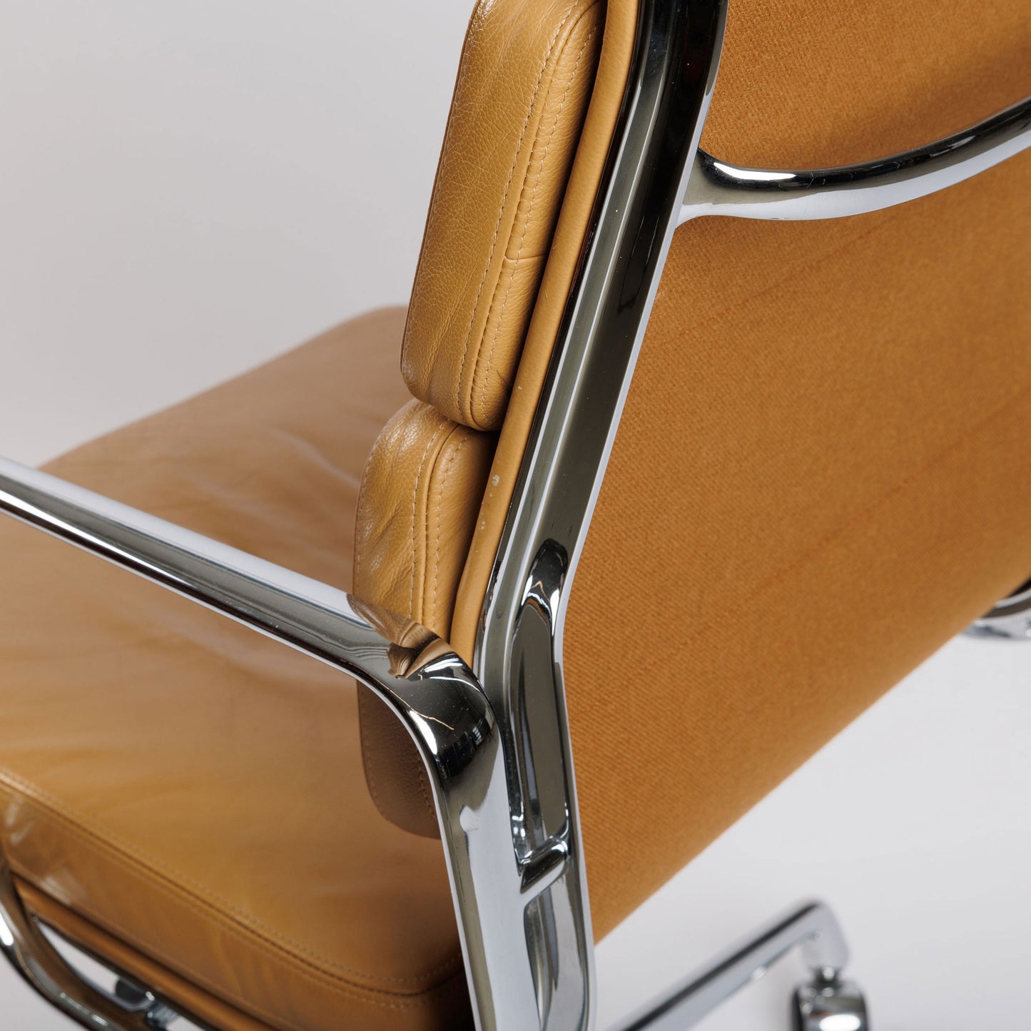 Vitra EA 219 Bürostuhl in cognacfarbenem Leder und Hopsak, mit verchromtem Gestell.