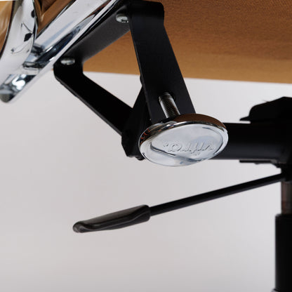 Vitra EA 219 Bürostuhl, cognacfarbenes Leder, Hopsak Rücken, mit verstellbaren Chrom- und schwarzen Elementen.