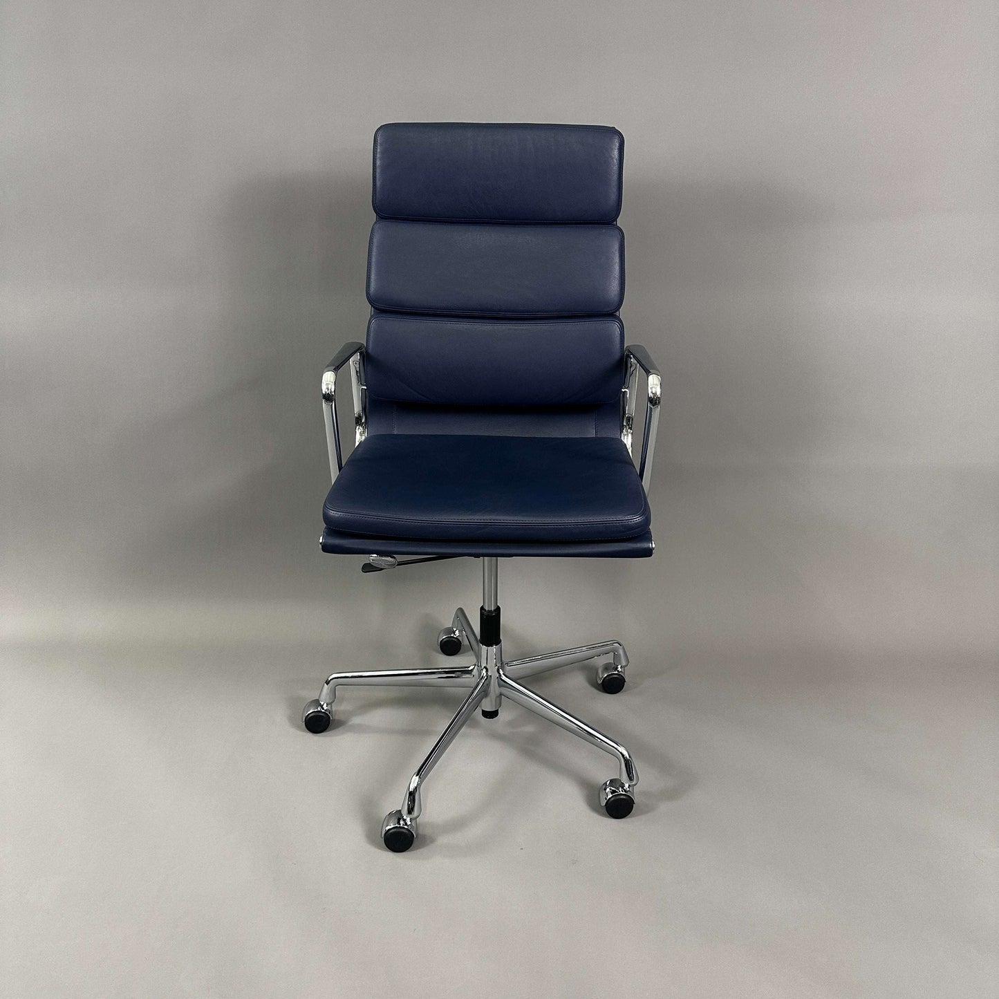 Vitra EA 219 Bürostuhl mit blauem Lederbezug und verchromtem Gestell, höhenverstellbar und mit arretierbarer Rückneigemechanik
