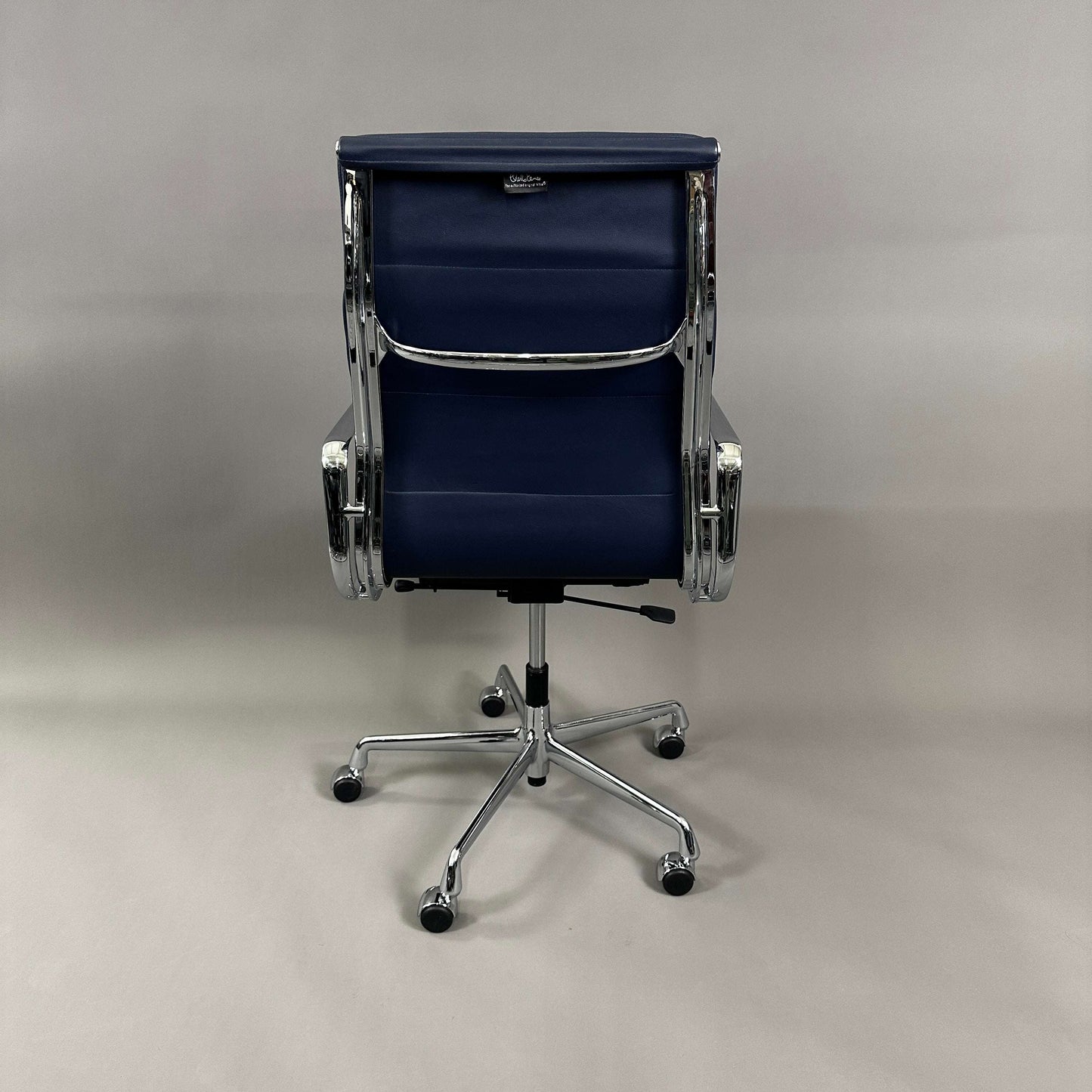 Vitra EA 219 Bürostuhl aus blauem Leder mit verstellbarer Rückenlehne und verchromtem Gestell, Ansicht von hinten