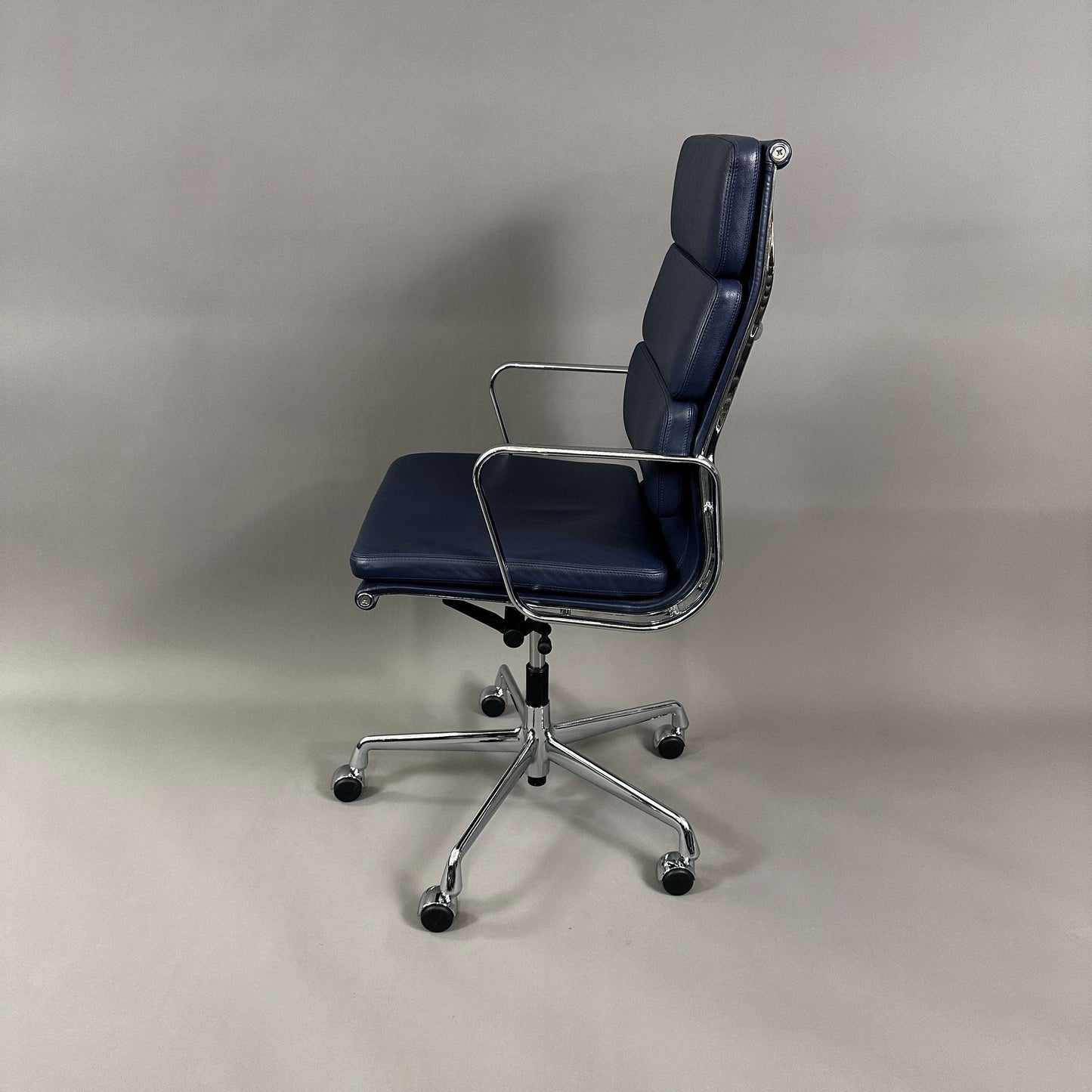 Vitra EA 219 Bürostuhl mit blauem Lederbezug und verchromtem Gestell, höhenverstellbar und mit arretierbarer Rückenlehne