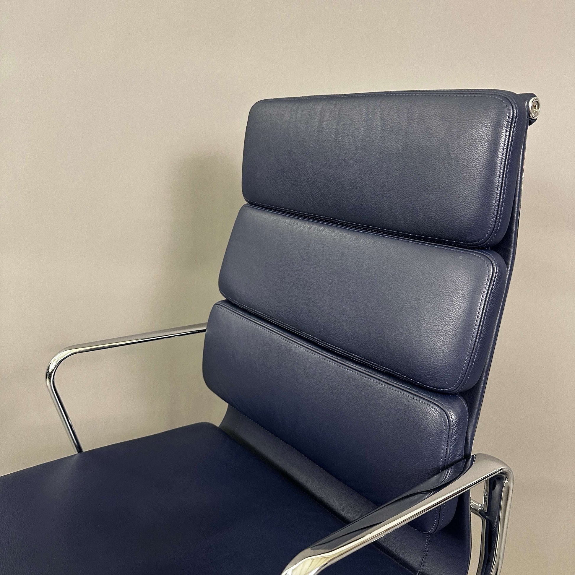 Blauer Vitra EA 219 Eames Alu Chair mit Lederbezug und Chromgestell, verstellbare Rückenlehne und Sitzhöhe