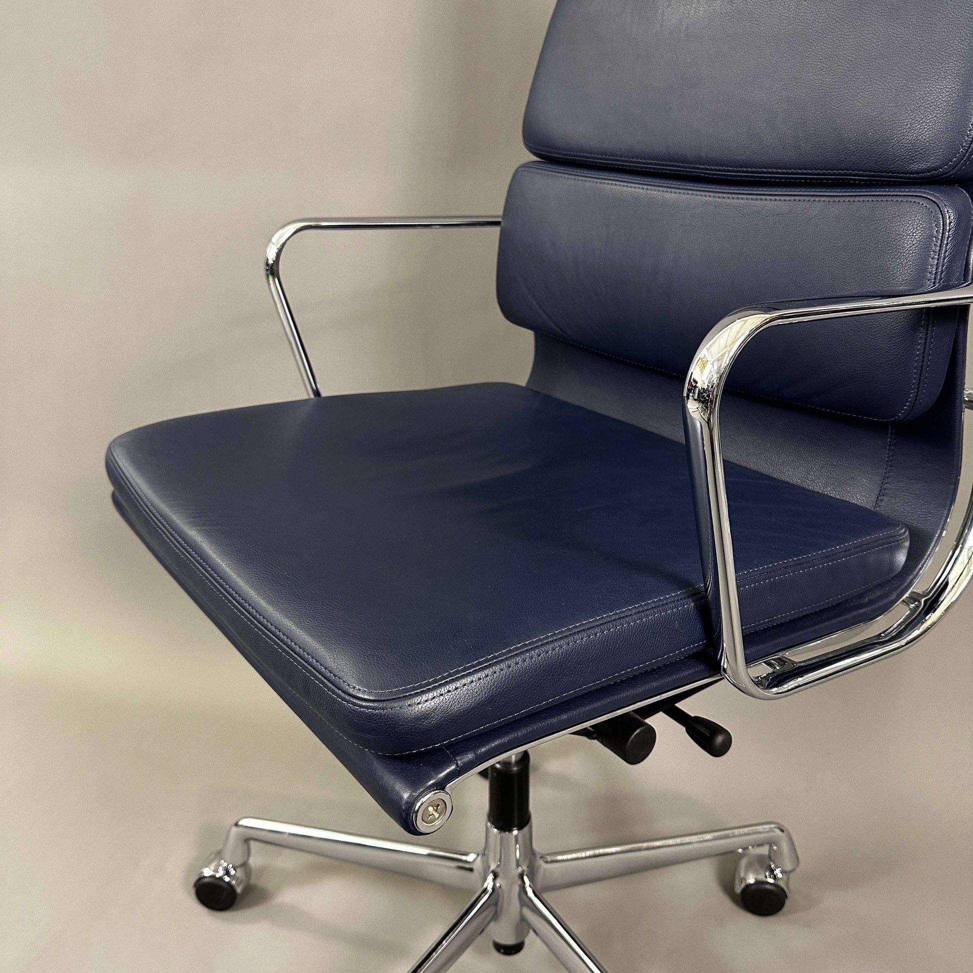 Vitra EA 219 Bürostuhl mit blauem Lederbezug und verchromtem Gestell, verstellbare Sitzhöhe und Rückneigung