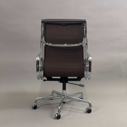 Vitra EA 219 Bürostuhl mit dunkelbraunem Lederbezug und verchromtem Gestell, höhenverstellbar und mit arretierbarer Rückneigemechanik.