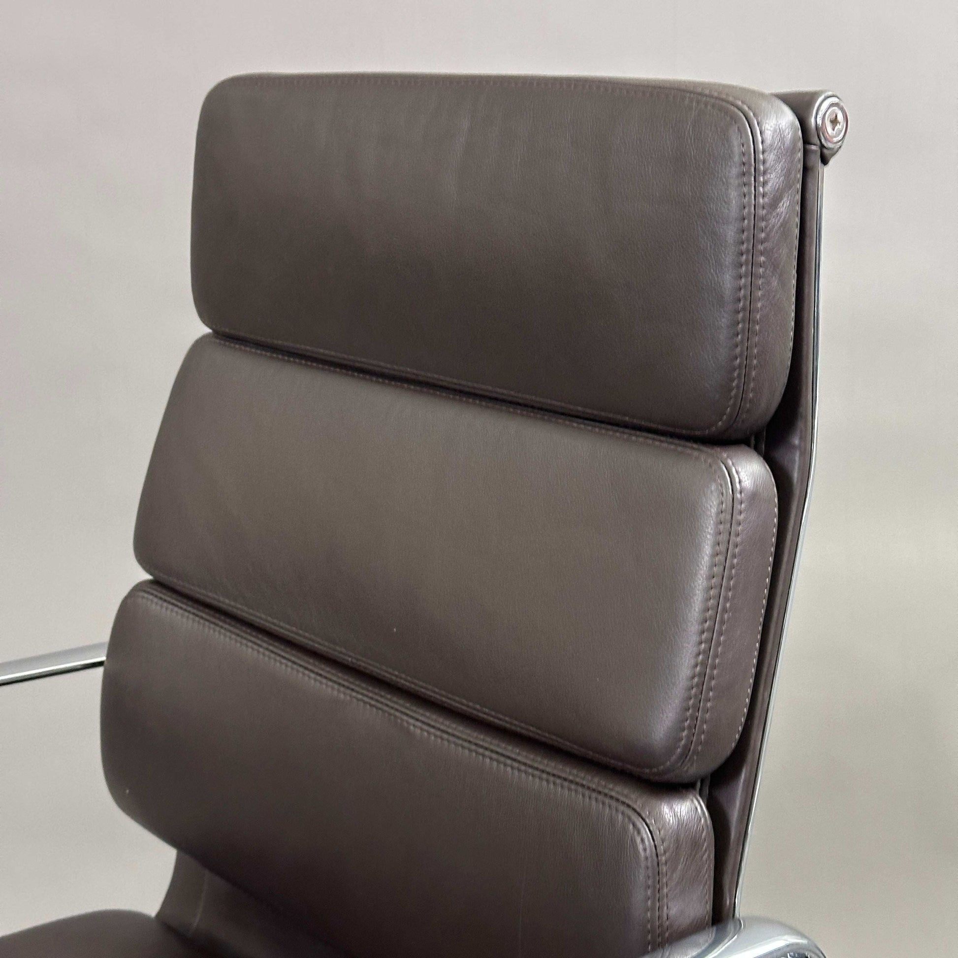 Vitra EA 219 Lederstuhl dunkelbraun mit Chromgestell und verstellbarer Rückenlehne