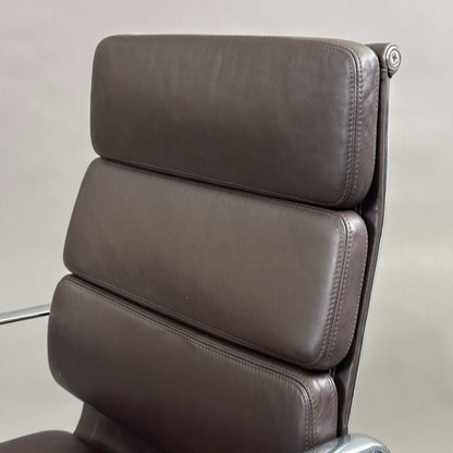 Vitra EA 219 Lederstuhl dunkelbraun mit Chromgestell und verstellbarer Rückenlehne