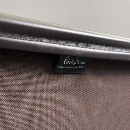 Vitra EA 219 Eames Alu Chair mit dunkelbraunem Lederbezug und chromfarbenem Gestell, Nahaufnahme des Labels