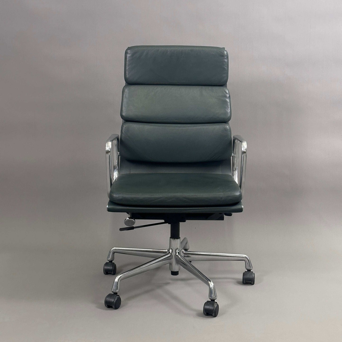 Vitra EA 219 Bürostuhl aus dunkelgrünem Leder mit poliertem Aluminiumgestell und regulierbarer Rückenlehne