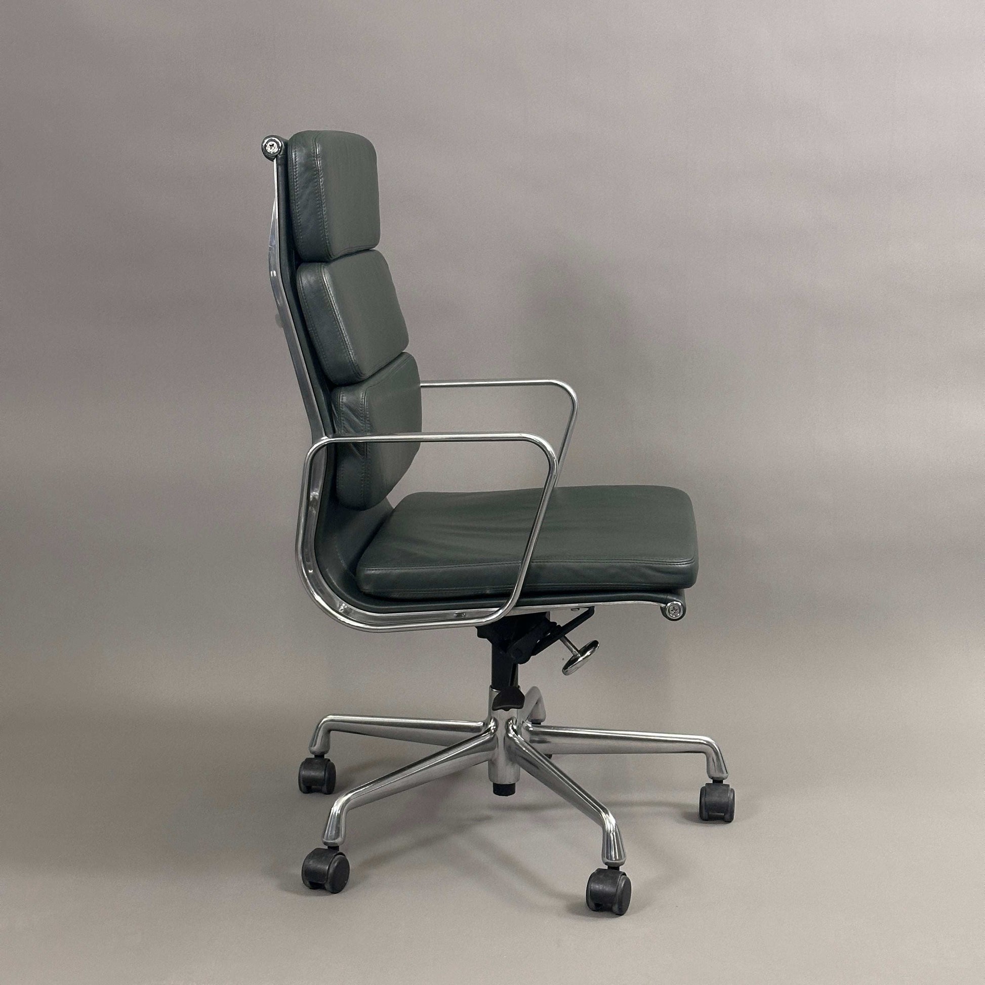 Vitra EA 219 Bürostuhl mit dunkelgrünem Leder und poliertem Aluminiumgestell, verstellbare Rückenlehne und Sitzhöhe