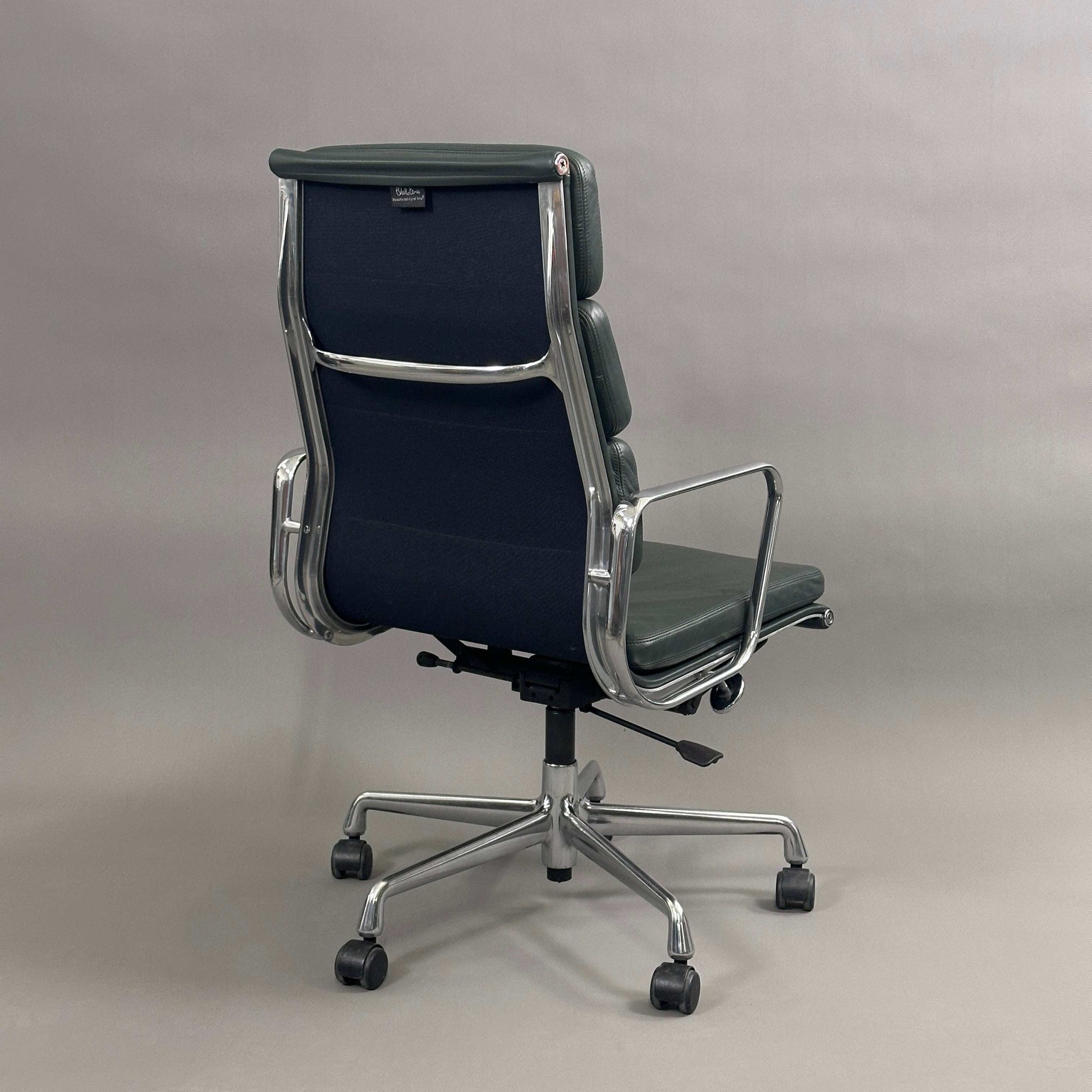 Vitra EA 219 Eames Alu Chair mit dunkelgrünem Lederbezug und poliertem Aluminiumgestell, ergonomischer Bürostuhl mit verstellbarer Sitzhöhe und Rückneigemechanik