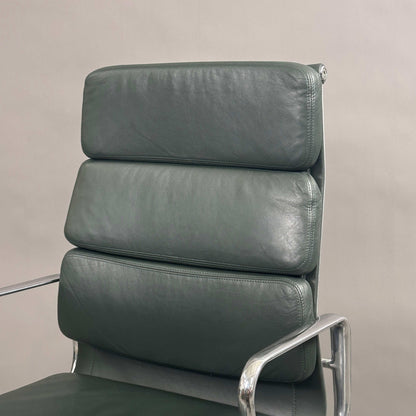 Vitra EA 219 Eames Alu Chair mit dunkelgrünem Lederbezug und poliertem Aluminiumgestell, ergonomischer Bürostuhl mit verstellbarer Rückenlehne.