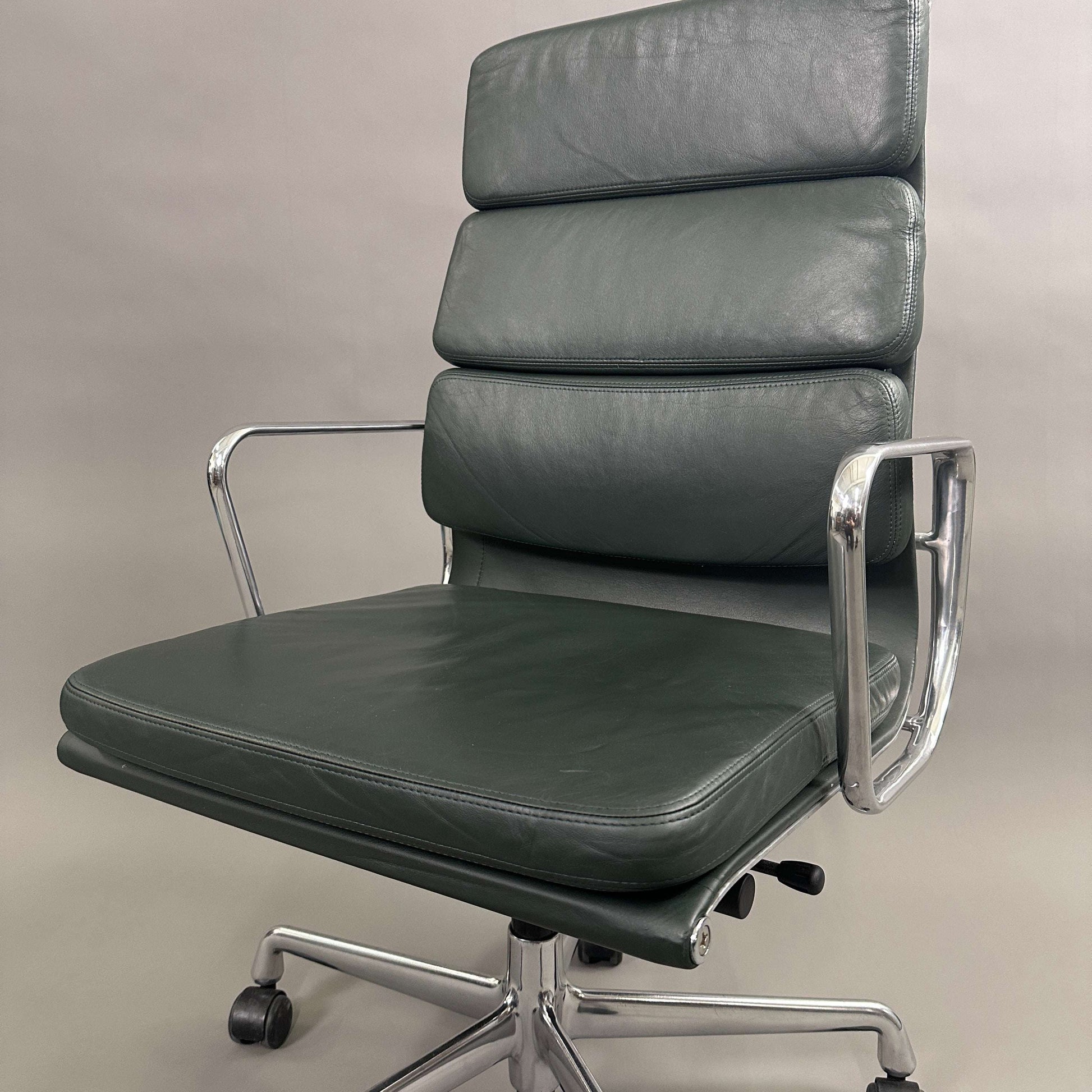 Vitra EA 219 Bürostuhl mit dunkelgrünem Lederbezug und poliertem Aluminiumgestell, verstellbare Rückenlehne und Sitzhöhe