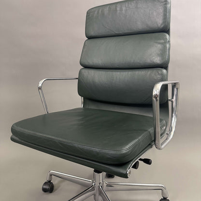 Vitra EA 219 Bürostuhl mit dunkelgrünem Lederbezug und poliertem Aluminiumgestell, verstellbare Rückenlehne und Sitzhöhe