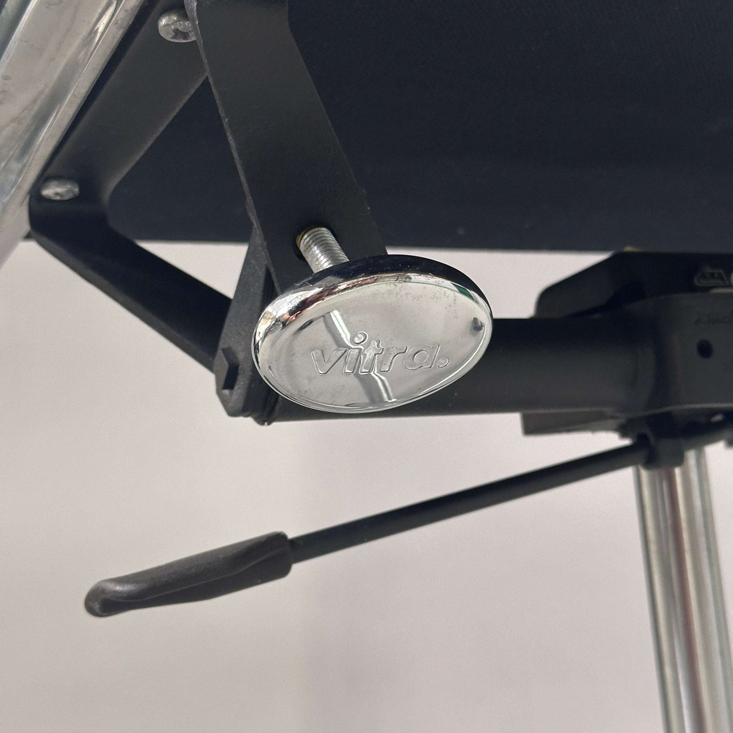 Vitra EA 219 Bürostuhl Leder dunkelgrün mit poliertem Aluminiumgestell und verstellbarer Mechanik