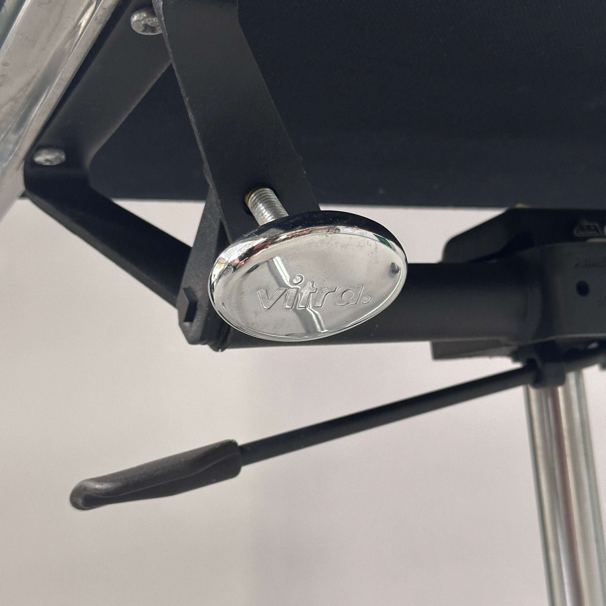 Vitra EA 219 Bürostuhl Leder dunkelgrün mit poliertem Aluminiumgestell und verstellbarer Mechanik