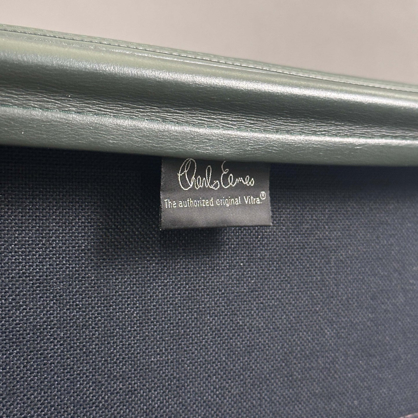 Vitra EA 219 Stuhl mit dunkelgrünem Lederbezug und poliertem Aluminiumgestell, Eames Alu Chair Detailansicht