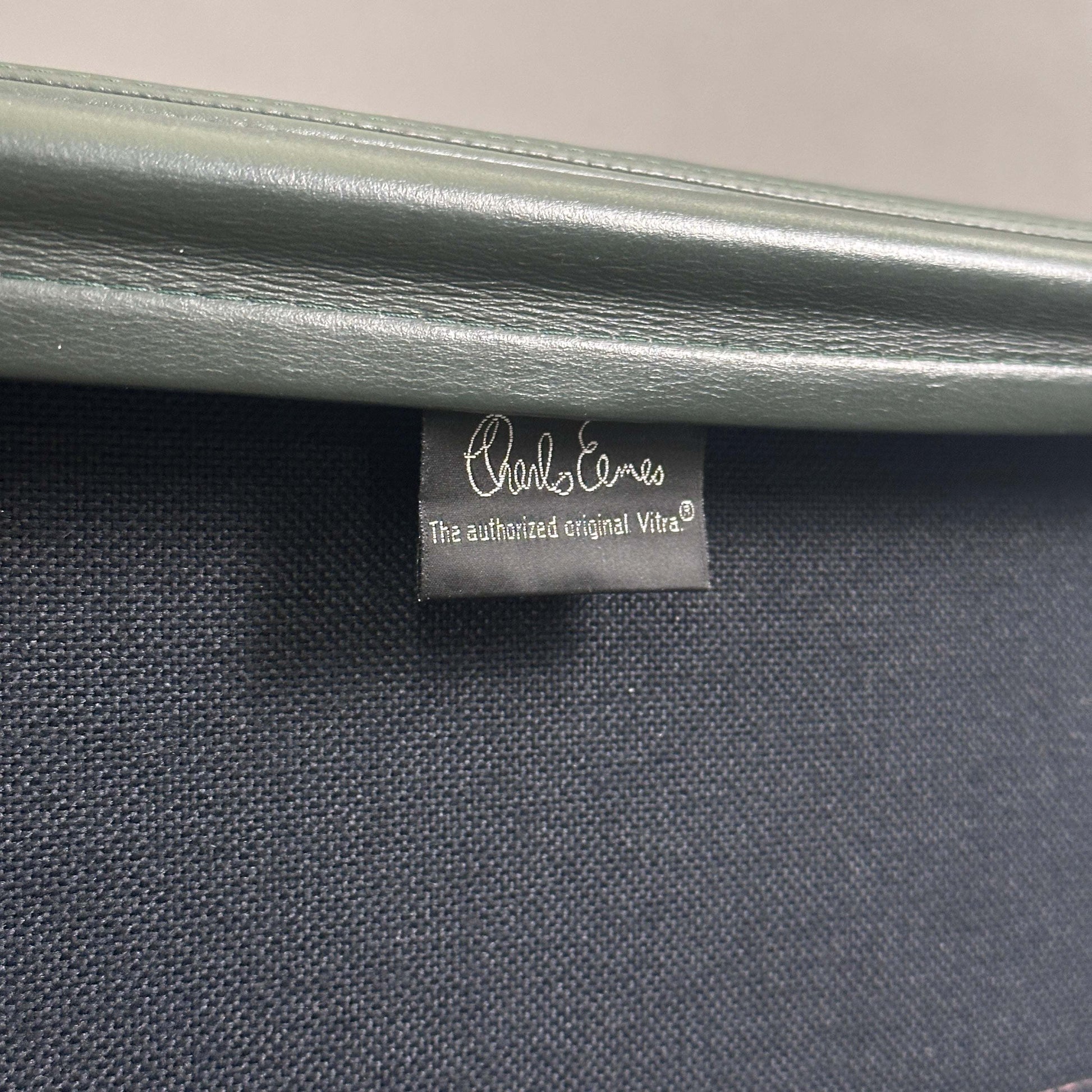 Vitra EA 219 Stuhl mit dunkelgrünem Lederbezug und poliertem Aluminiumgestell, Eames Alu Chair Detailansicht