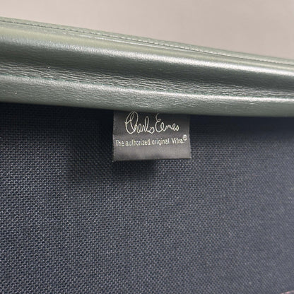 Vitra EA 219 Stuhl mit dunkelgrünem Lederbezug und poliertem Aluminiumgestell, Eames Alu Chair Detailansicht