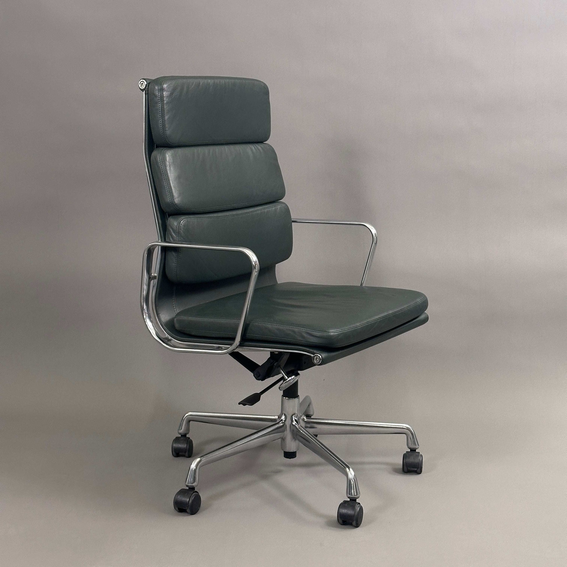 Vitra EA 219 Bürostuhl aus dunkelgrünem Leder mit poliertem Aluminiumgestell und verstellbarer Rückenlehne