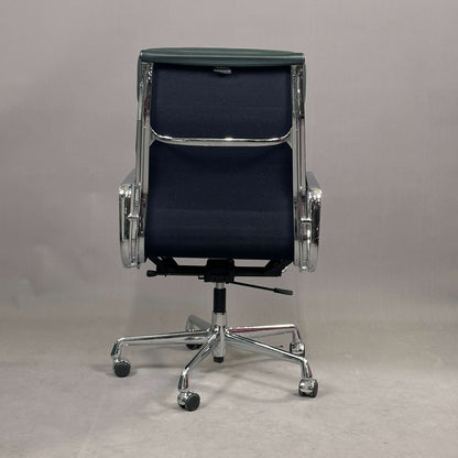 Vitra EA 219 Eames Alu Chair mit dunkelgrünem Lederbezug und chromfarbenem Gestell, ergonomischer Bürostuhl mit verstellbarer Rückenlehne und Sitzhöhe
