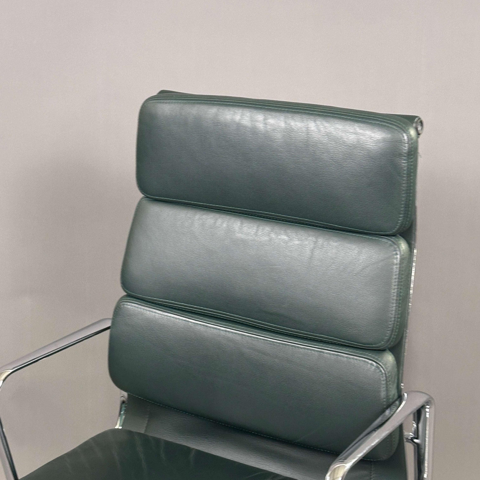 Vitra EA 219 Eames Alu Chair mit dunkelgrünem Lederbezug und chromfarbenem Gestell, ergonomischer Bürostuhl mit höhenverstellbarer Sitzfläche