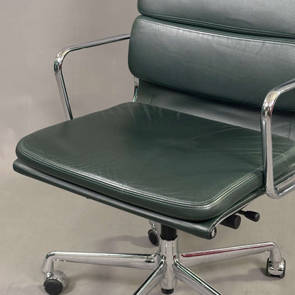 Vitra EA 219 Bürostuhl aus dunkelgrünem Leder mit Chromgestell und verstellbarer Rückenlehne