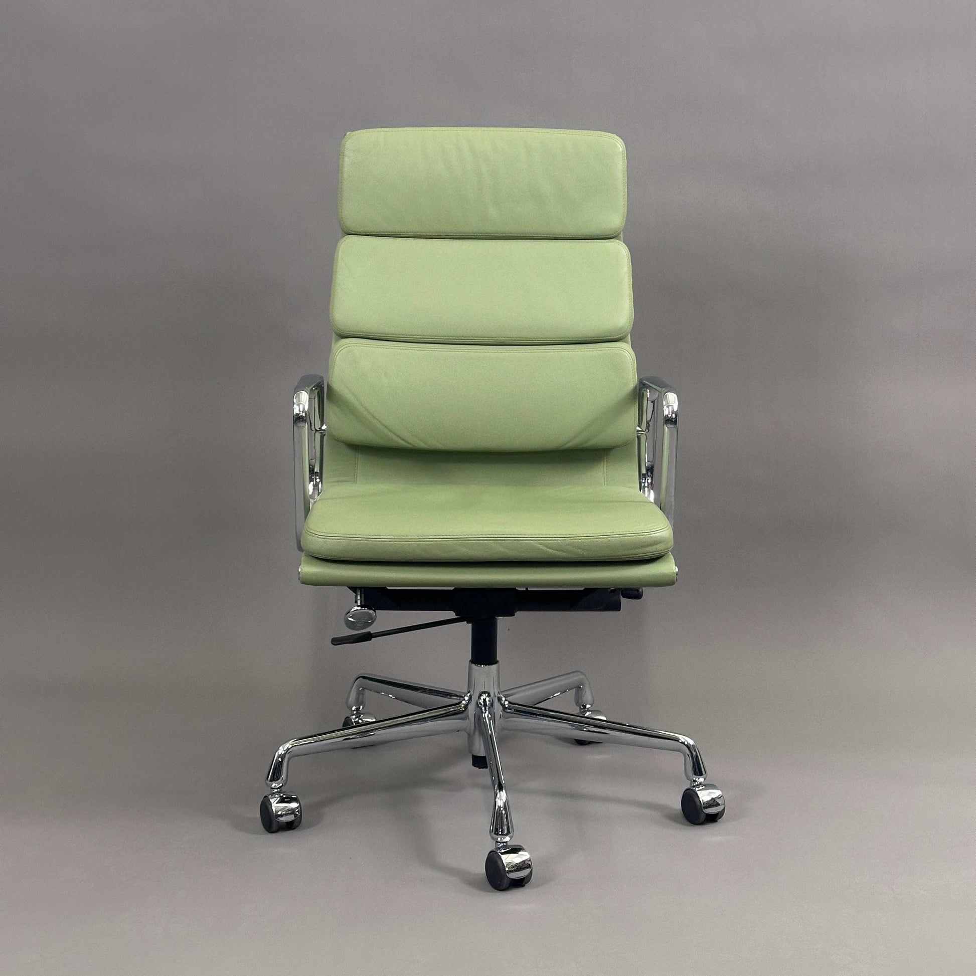 Vitra EA 219 Bürostuhl mit hellgrünem Lederbezug und Chromgestell, verstellbare Rückenlehne und Sitzhöhe