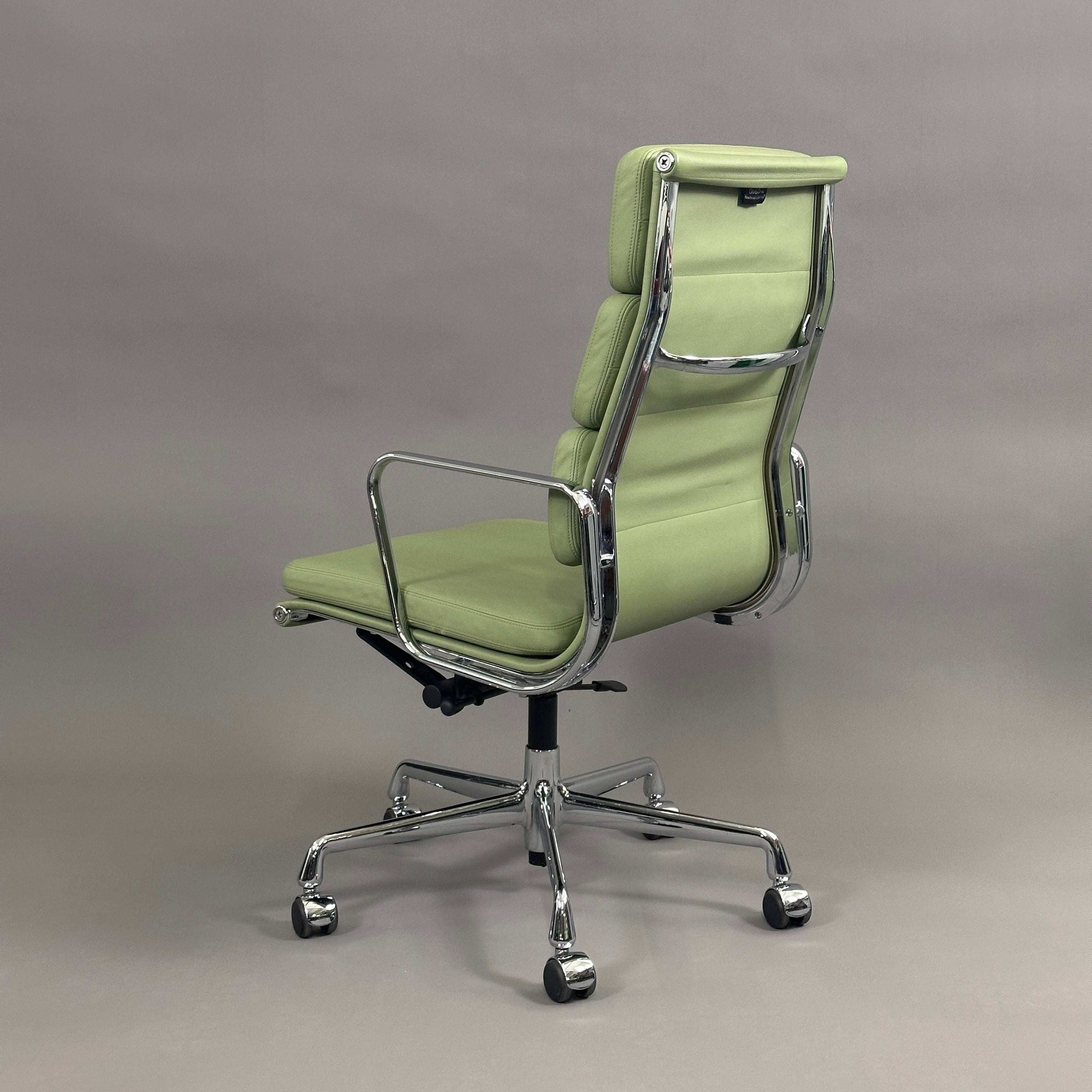 Vitra EA 219 Bürostuhl mit hellgrünem Lederbezug und verchromtem Gestell, höhenverstellbar und mit arretierbarer Rückneigemechanik