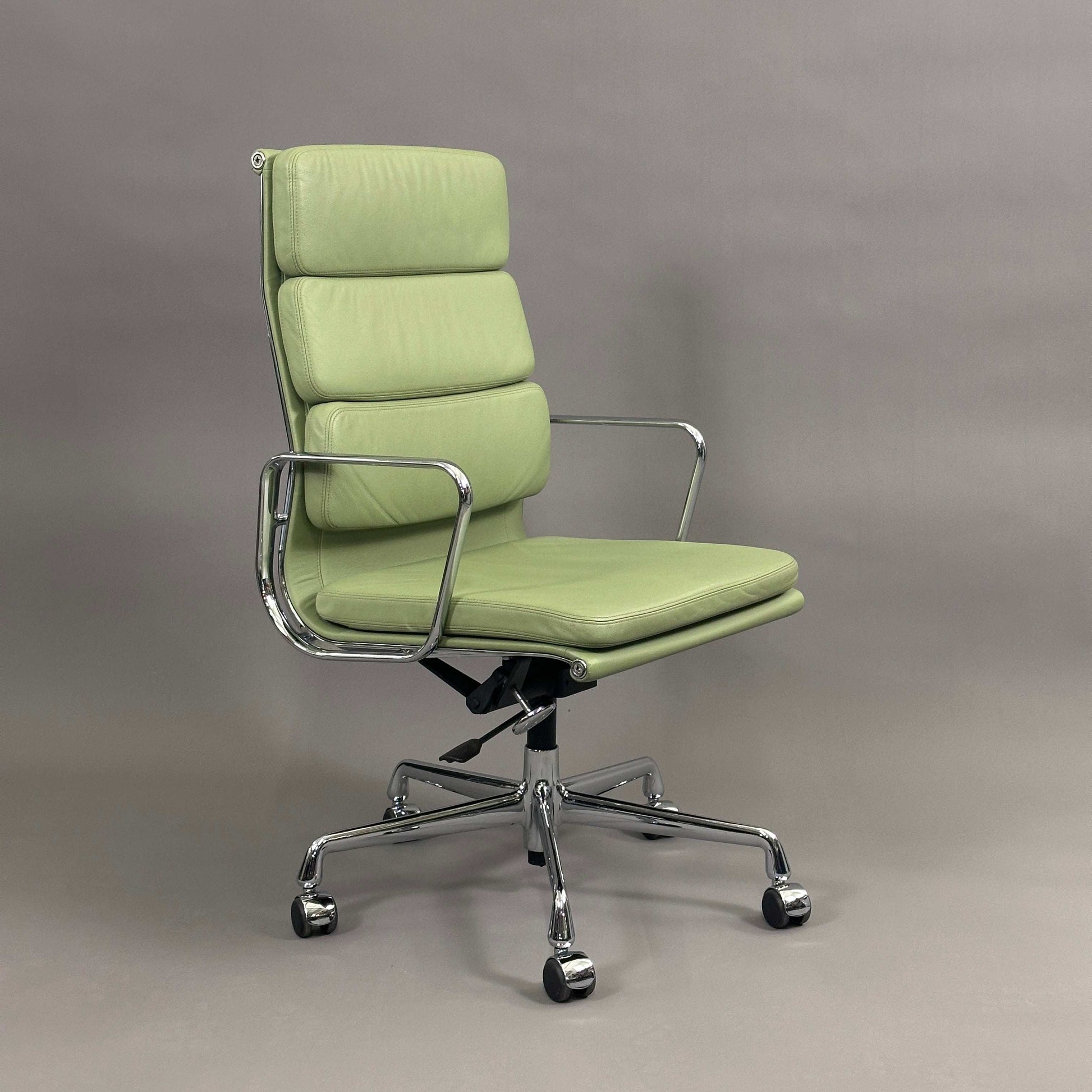 Vitra EA 219 Bürostuhl mit hellgrünem Lederbezug und verchromtem Gestell, höhenverstellbar und mit arretierbarer Rückneigemechanik