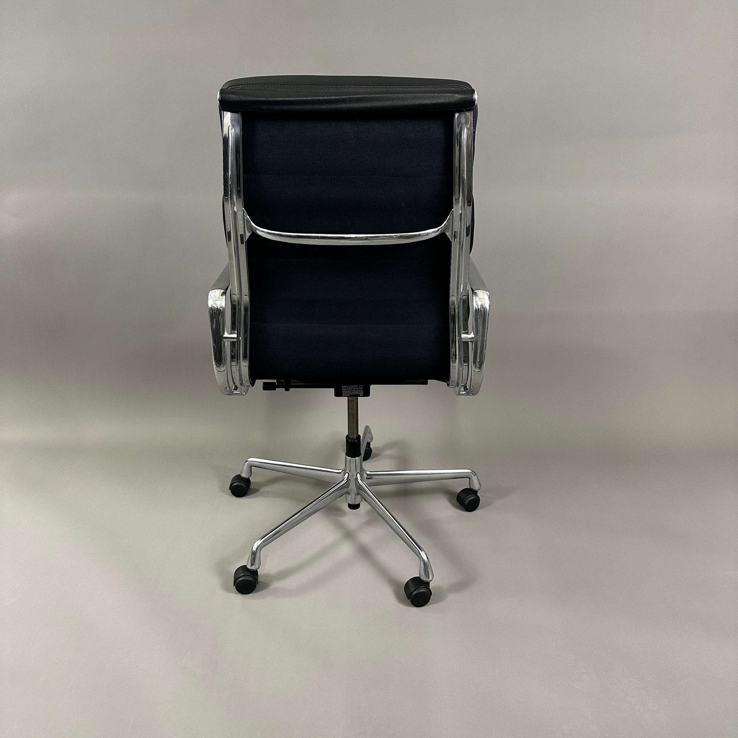 Vitra EA 219 Bürostuhl aus schwarzem Leder mit poliertem Aluminiumgestell, verstellbarer Rückneigung und stufenloser Sitzhöhe