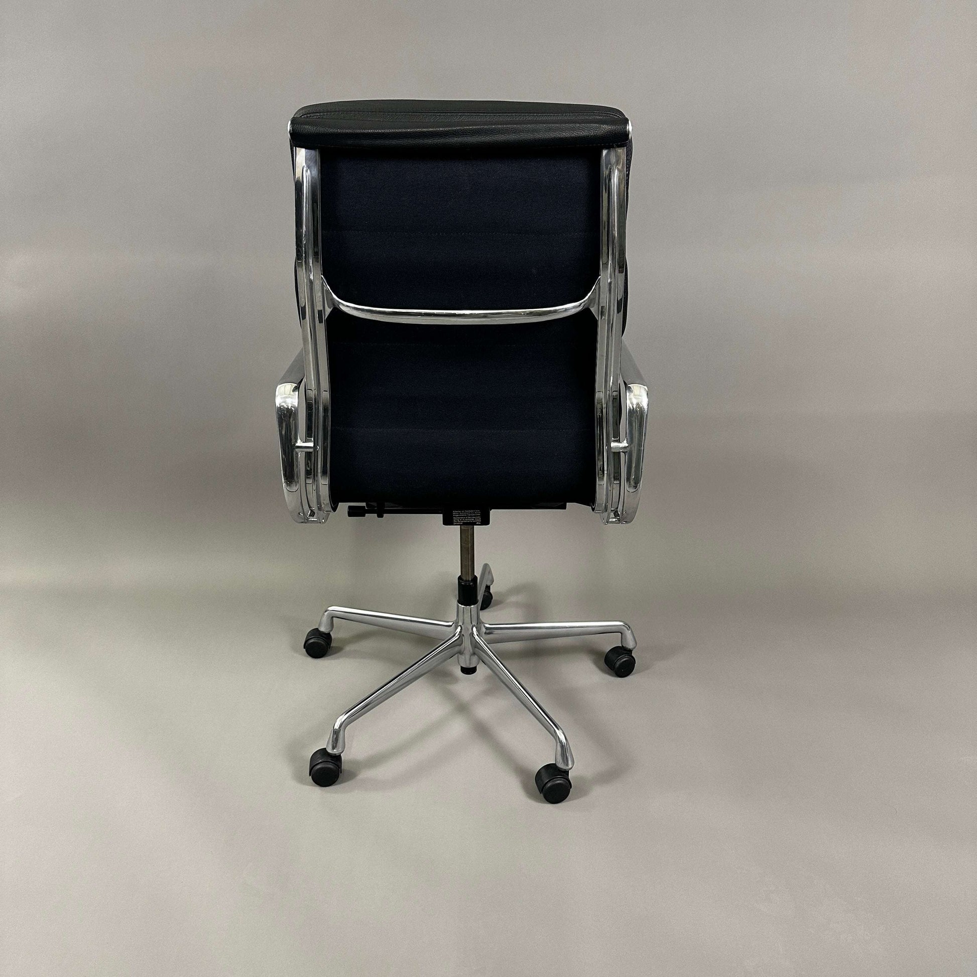Vitra EA 219 Bürostuhl aus schwarzem Leder mit poliertem Aluminiumgestell, verstellbarer Rückneigung und stufenloser Sitzhöhe