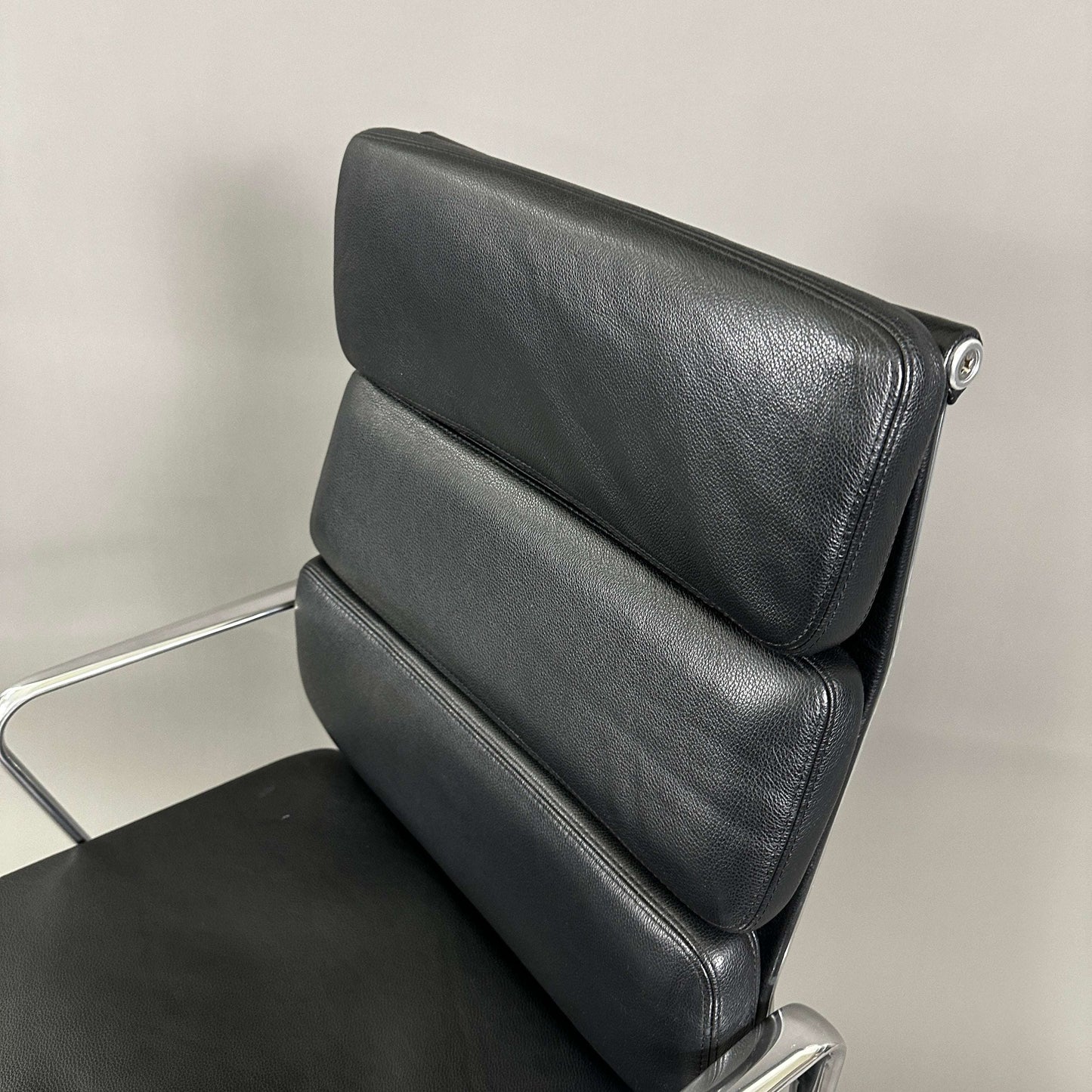 Vitra EA 219 Bürostuhl aus schwarzem Leder mit poliertem Aluminiumgestell