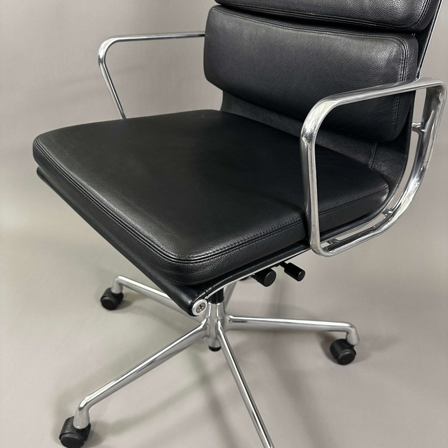 Vitra EA 219 Bürostuhl aus schwarzem Leder mit poliertem Aluminiumgestell und verstellbarer Rückneigemechanik