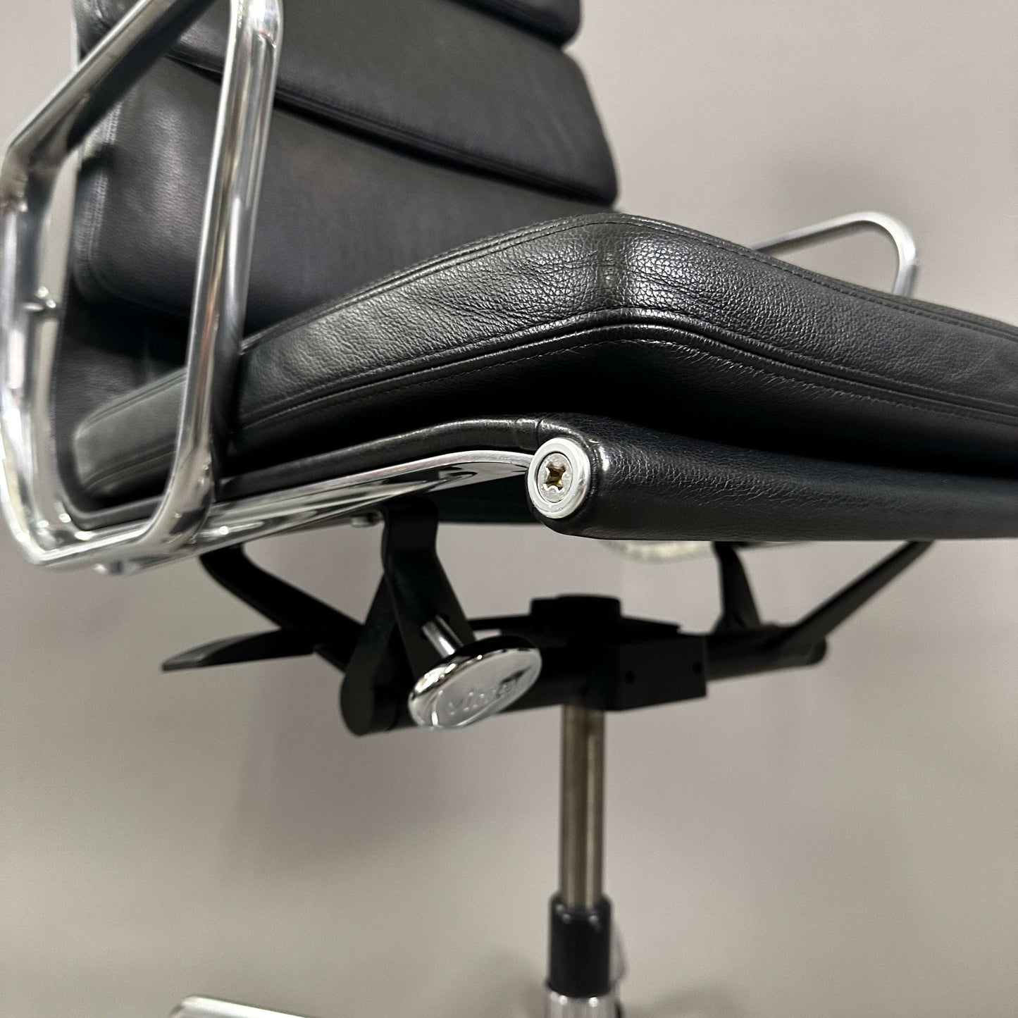 Vitra EA 219 Bürostuhl in schwarz mit Lederbezug und poliertem Aluminiumgestell, verstellbare Sitzhöhe und Rückneigung