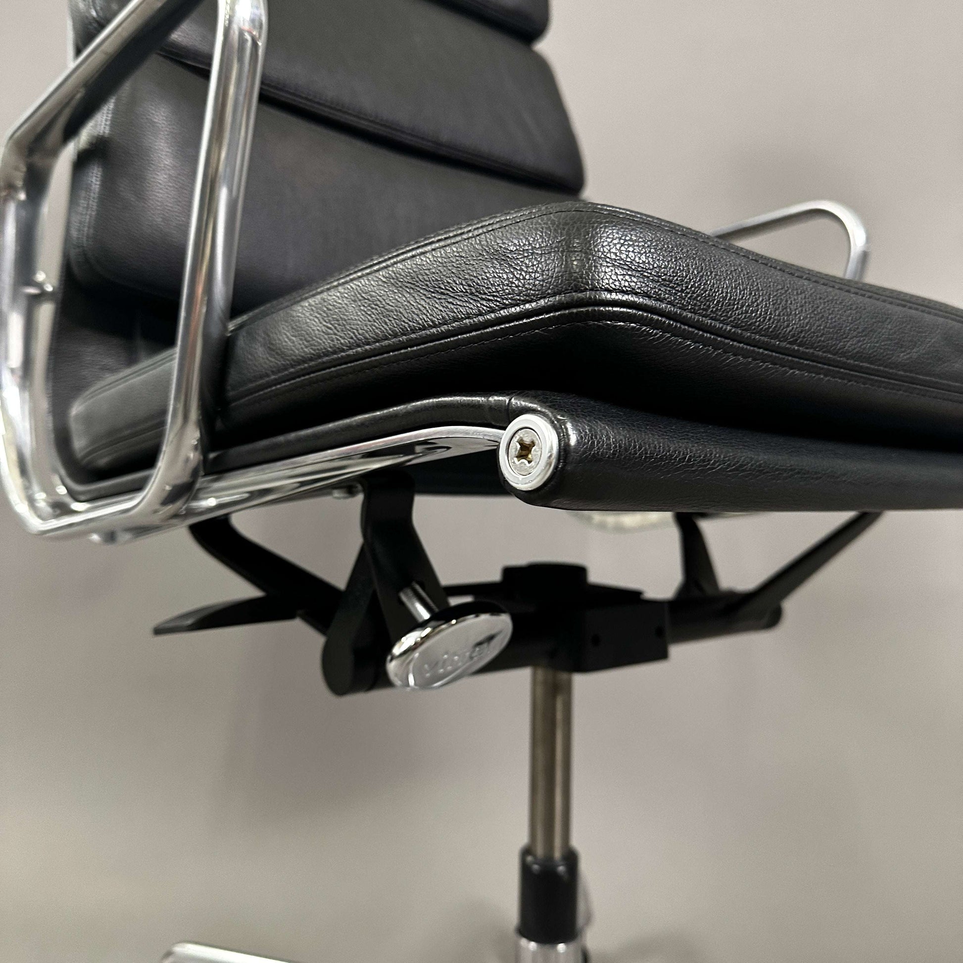 Vitra EA 219 Bürostuhl in schwarz mit Lederbezug und poliertem Aluminiumgestell, verstellbare Sitzhöhe und Rückneigung