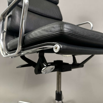 Vitra EA 219 Bürostuhl in schwarz mit Lederbezug und poliertem Aluminiumgestell, verstellbare Sitzhöhe und Rückneigung