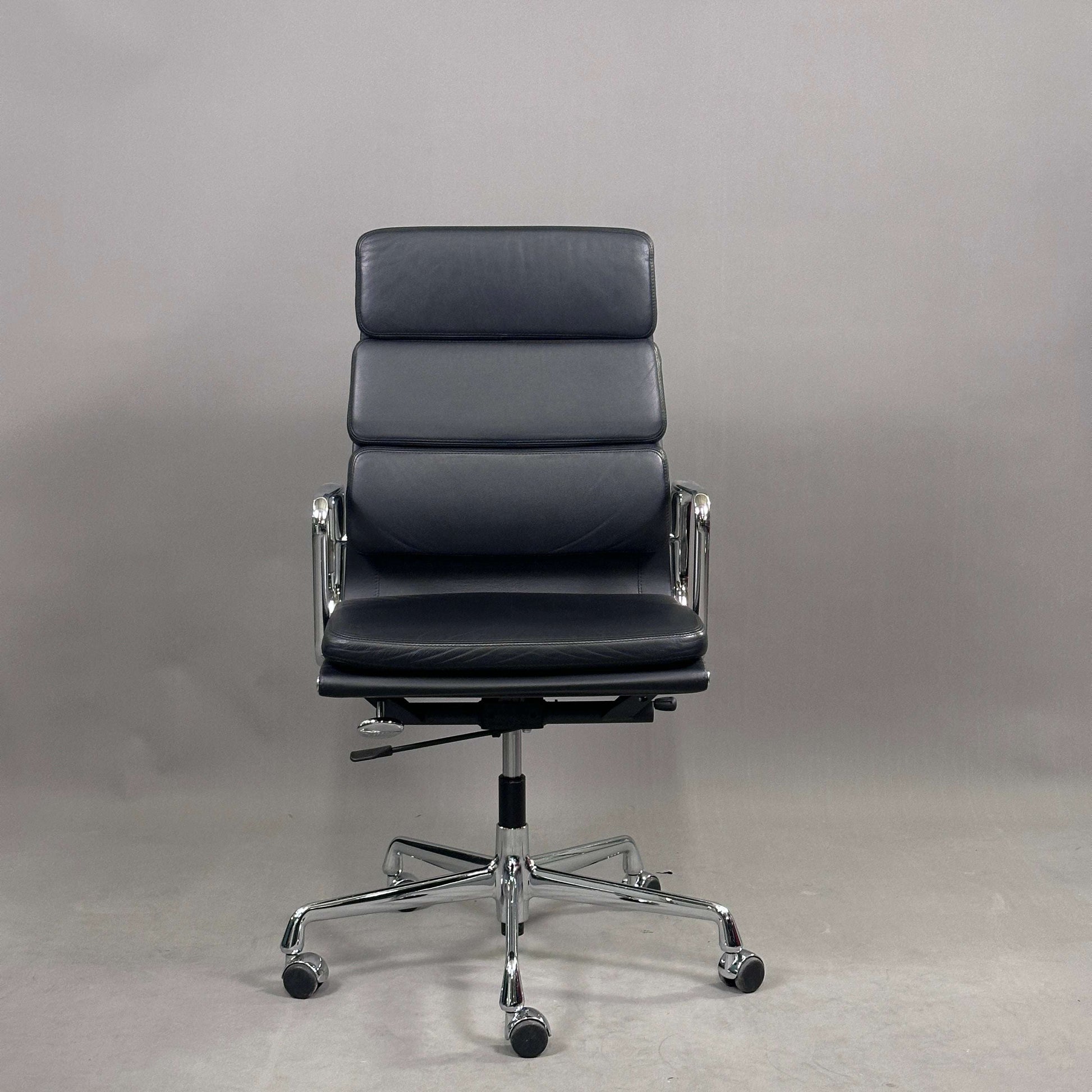 Vitra EA 219 schwarzer Lederbürostuhl mit Chromgestell und verstellbarer Rückenlehne