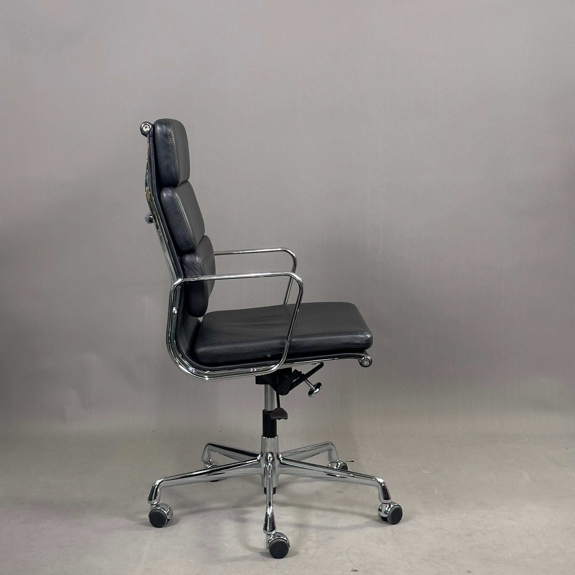 Vitra EA 219 Bürostuhl mit schwarzem Lederbezug und verchromtem Gestell, höhenverstellbar und mit arretierbarer Rückneigemechanik