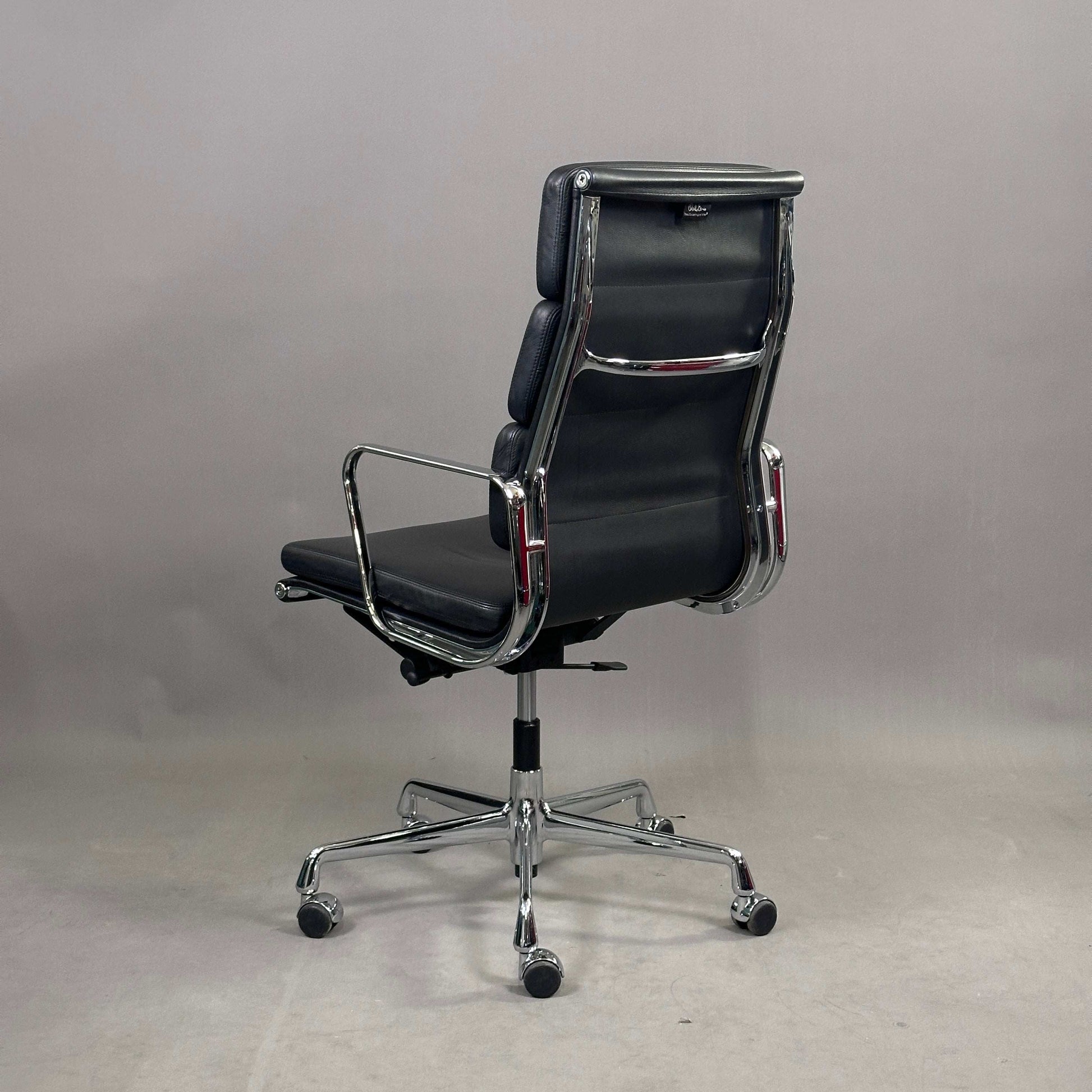 Vitra EA 219 Bürostuhl aus schwarzem Leder mit verstellbarer Rückenlehne und Chromgestell