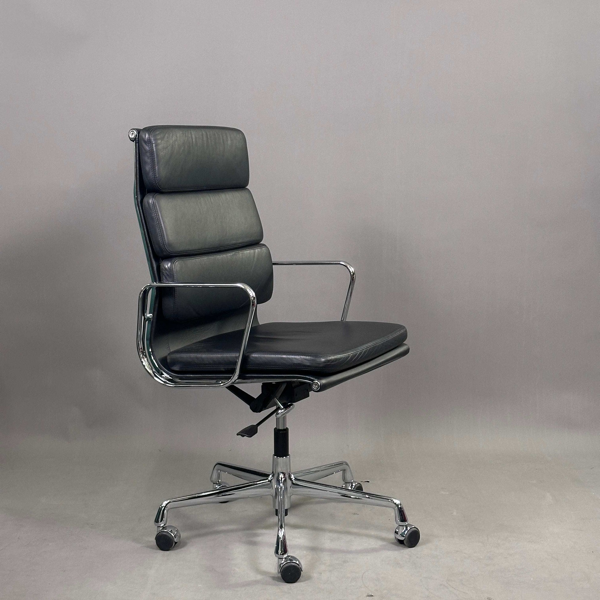 Vitra EA 219 Bürostuhl in schwarzem Leder mit chromgestell und verstellbarer Rückneigemechanik