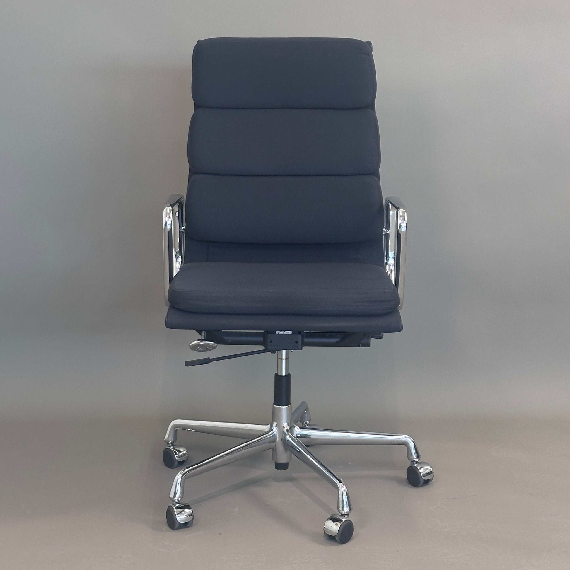 Schwarzer Vitra EA 219 Bürostuhl mit Chromgestell und stufenlos verstellbarer Sitzhöhe
