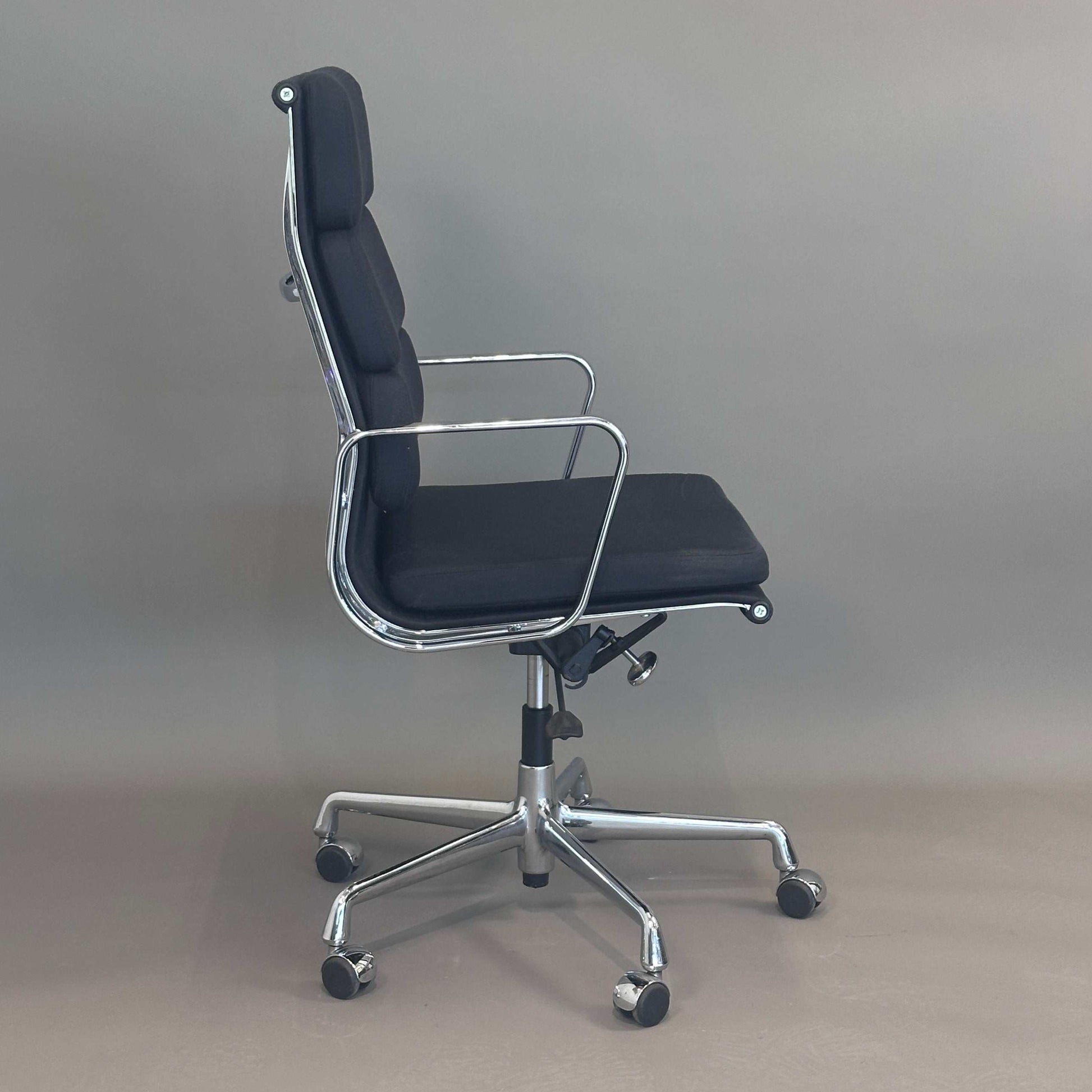 Vitra EA 219 Bürostuhl mit schwarzem Stoffbezug und chromgestell, höhenverstellbar und mit arretierbarer Rückneigemechanik
