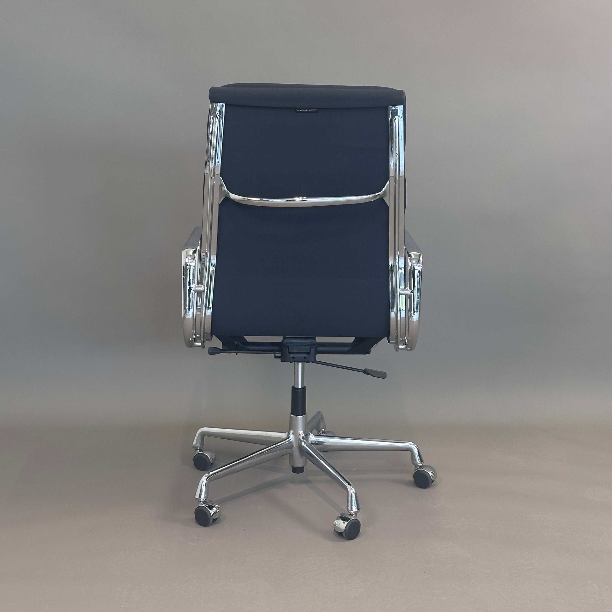Vitra EA 219 Bürostuhl Stoff schwarz mit chrom Gestell und verstellbarer Rückenlehne von hinten gesehen