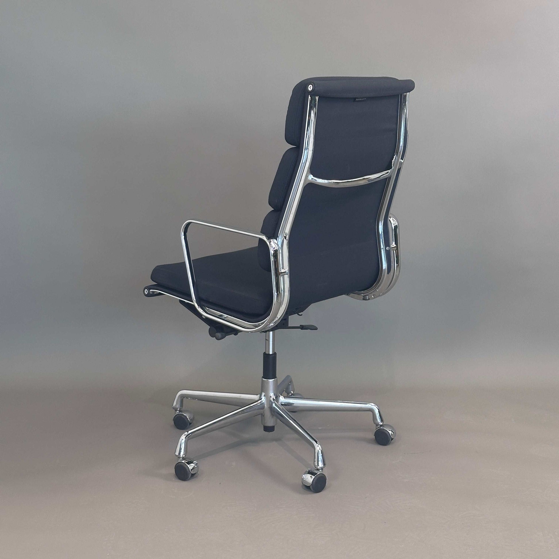 Vitra EA 219 Bürostuhl in schwarzem Stoff mit verstellbarer Rückenlehne und Chromgestell