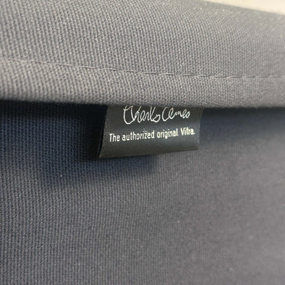 Nahaufnahme des schwarzen Stoffbezugs mit Vitra EA 219 Originaletikett am Stuhl