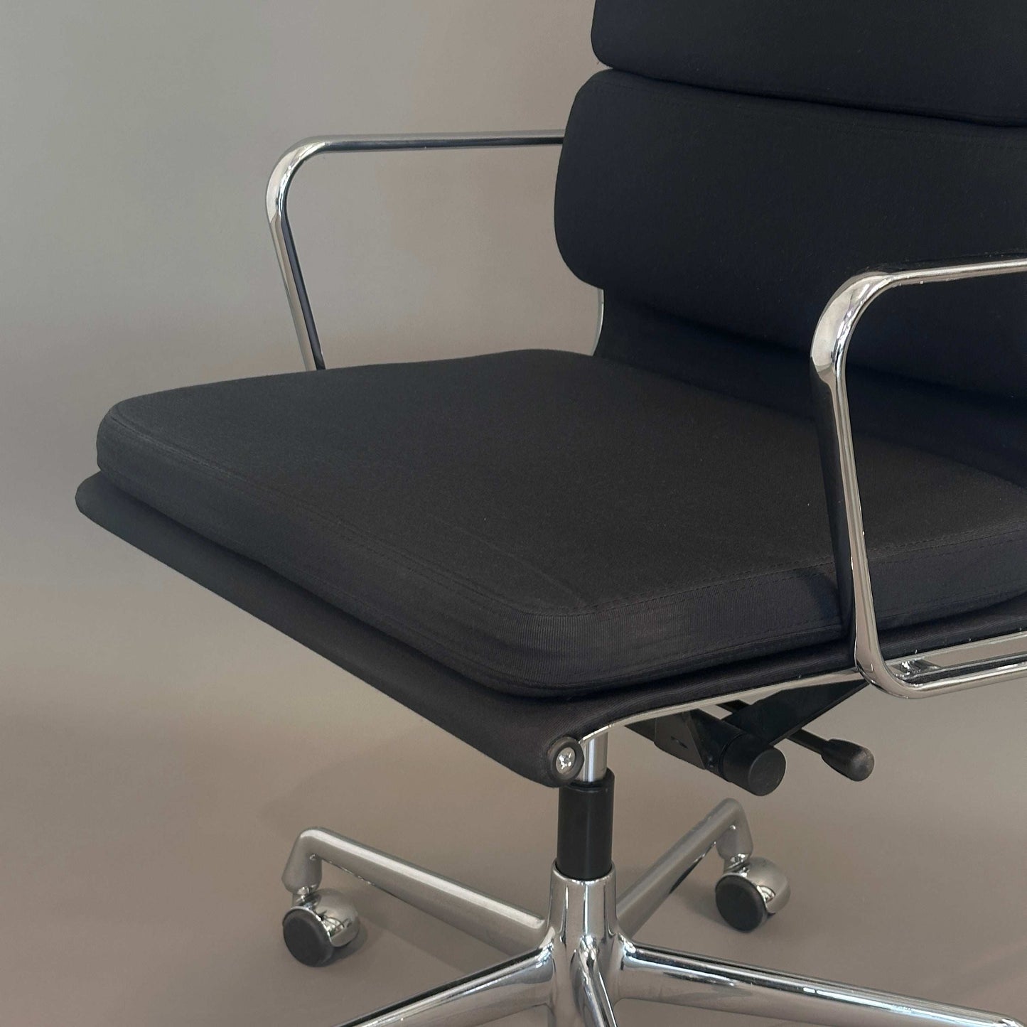 Vitra EA 219 Bürostuhl mit schwarzem Stoffbezug und chromfarbenem Gestell, verstellbare Rückenlehne und Sitzhöhe